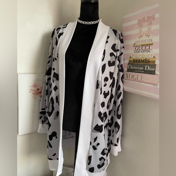 Animal print cardigan 🍁🍂 - Picture 1 of 2